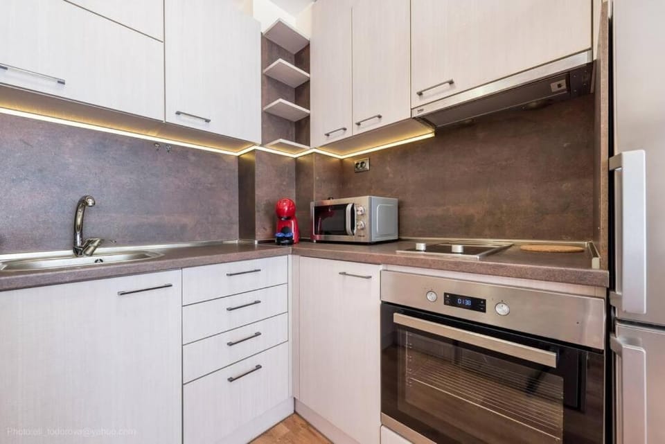 Coffee/tea facilities, Kitchen or kitchenette, microwave, oven, stove