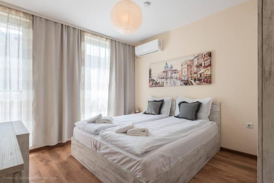 Bed, Bedroom, towels