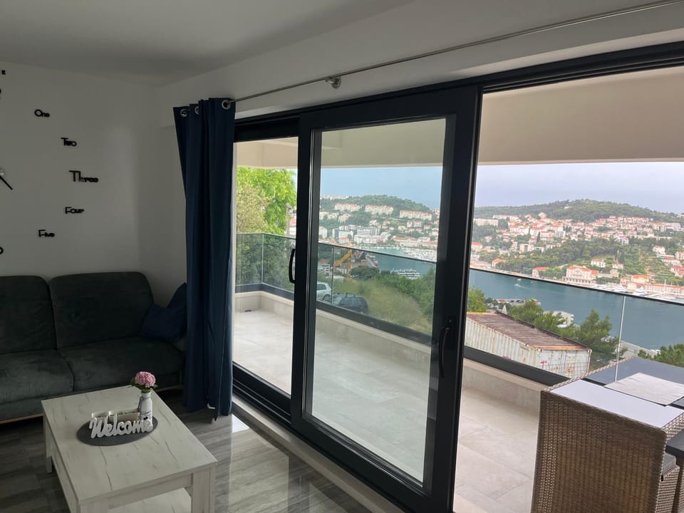 Balcony/Terrace, Living room, Dining area, City view, Sea view