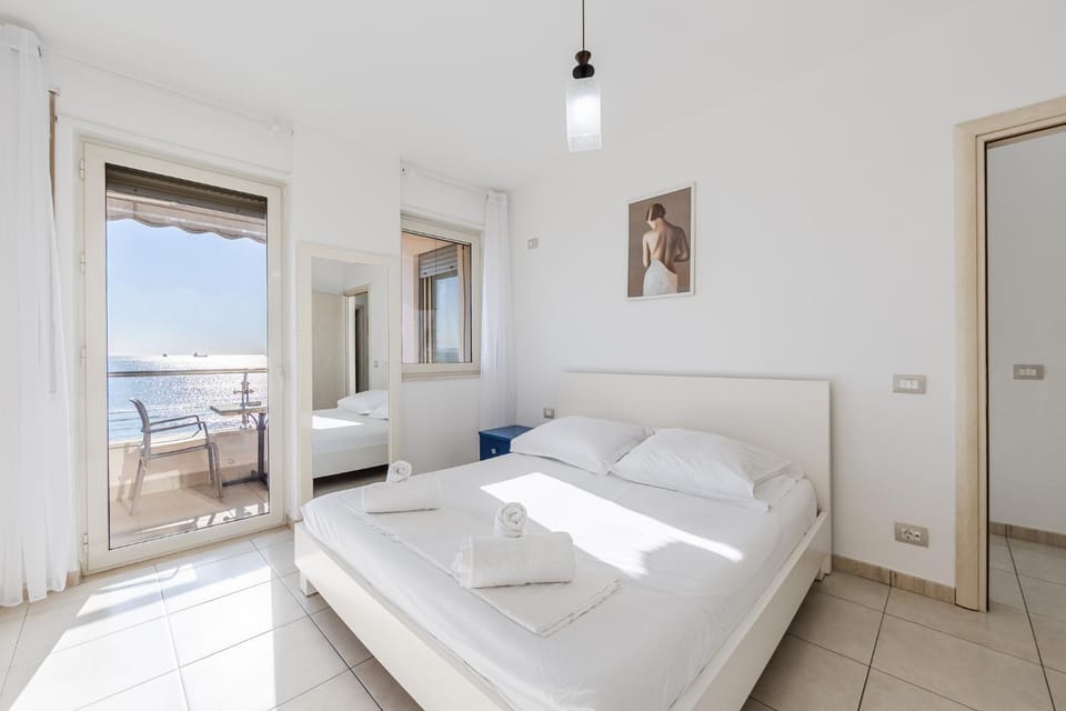 Bed, Natural landscape, Living room, Photo of the whole room, Seating area, Bedroom, Sea view, towels