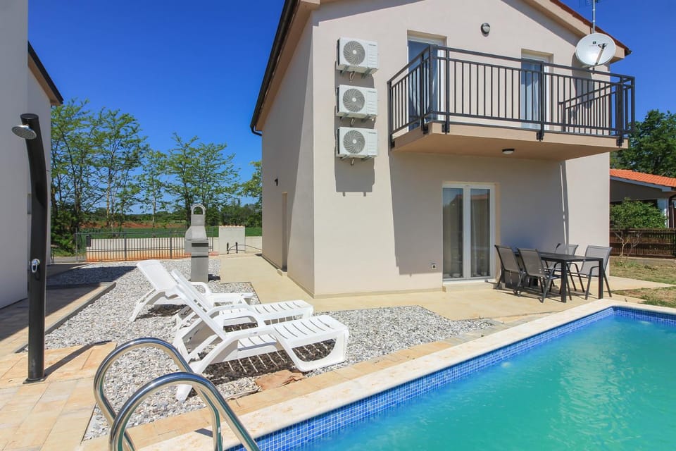 New Villa Seve II with pool, near the town center, 3km from the beach Villa in Medulin