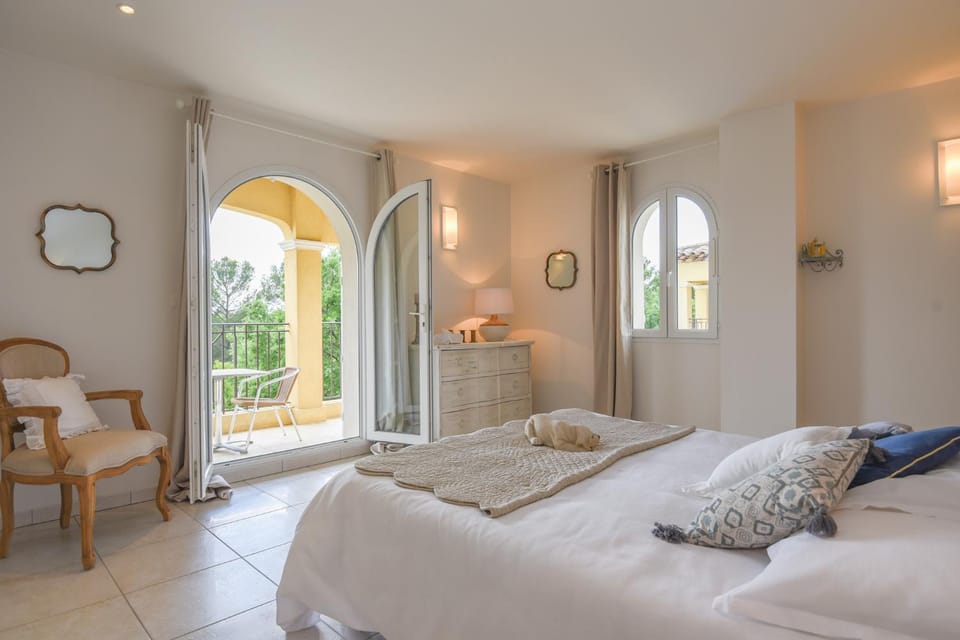 Property building, Bed, Balcony/Terrace, Photo of the whole room, Bedroom, Pool view, Swimming pool