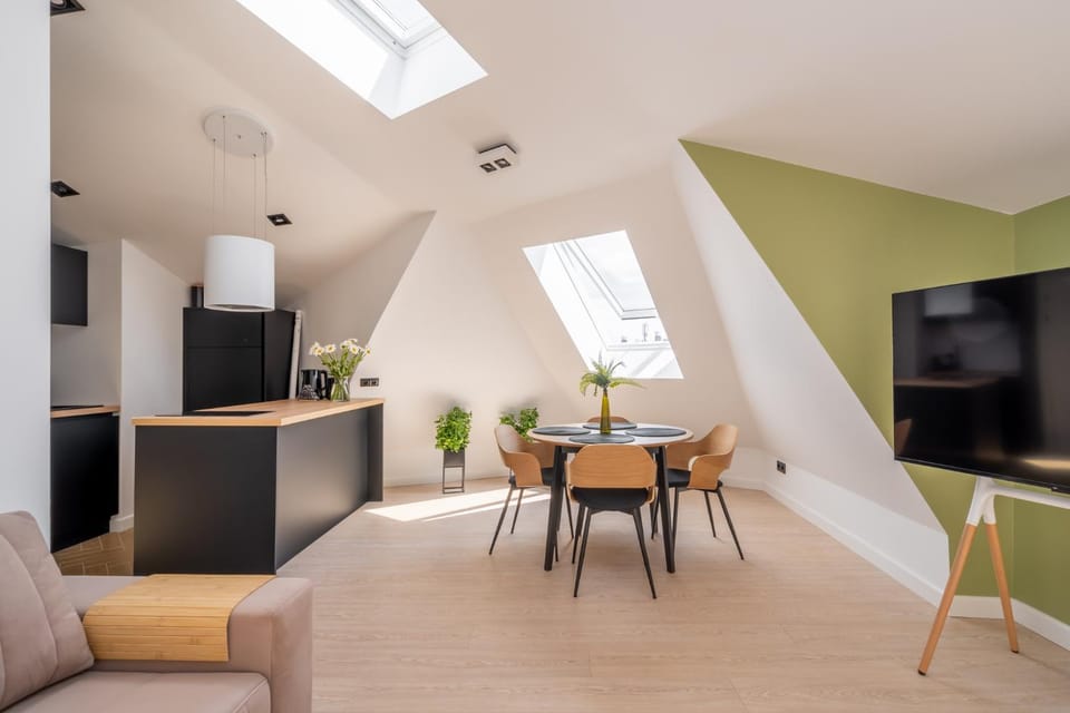 TV and multimedia, Kitchen or kitchenette, Living room, Seating area, Dining area