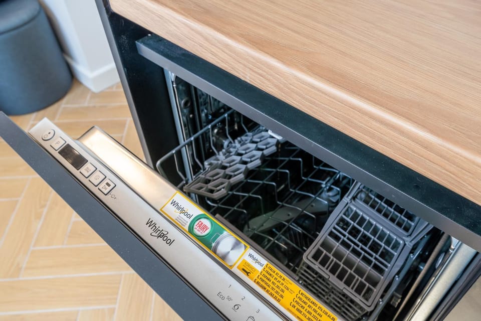 Kitchen or kitchenette, dishwasher