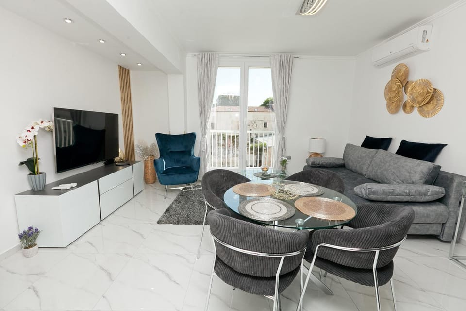 Communal lounge/ TV room, TV and multimedia, Living room, Seating area, Dining area, Evening entertainment