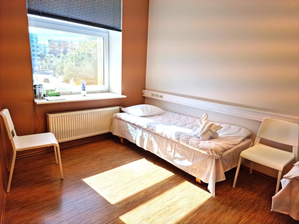 Bed, Day, Bedroom, Street view