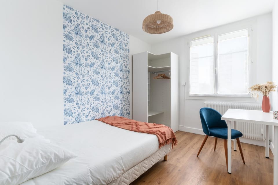 Bed, Photo of the whole room, Seating area, Bedroom, hair dresser