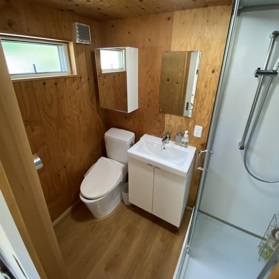 Shower, Toilet