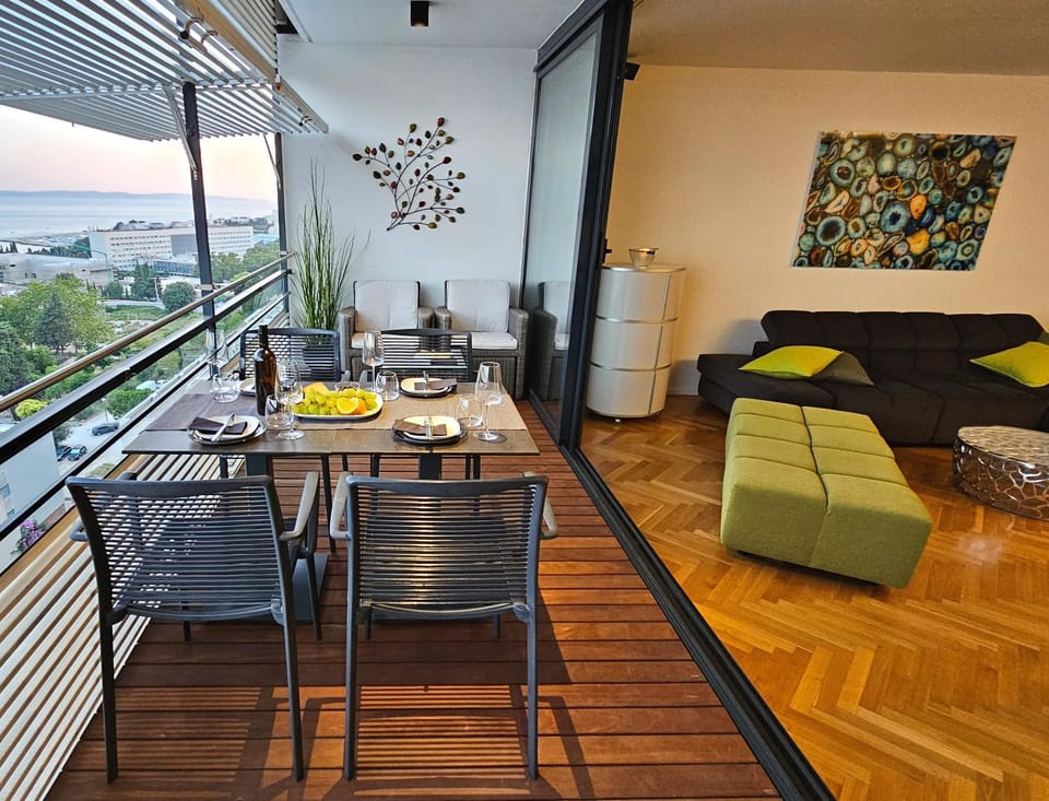 View (from property/room), Balcony/Terrace, Living room, Seating area, Food