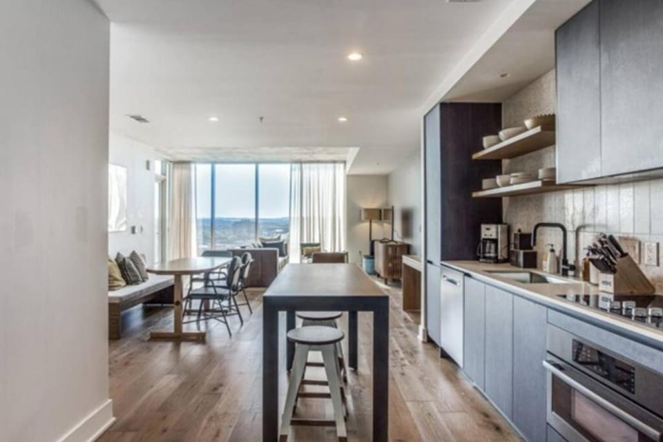 Coffee/tea facilities, Kitchen or kitchenette, Living room, Seating area, Dining area