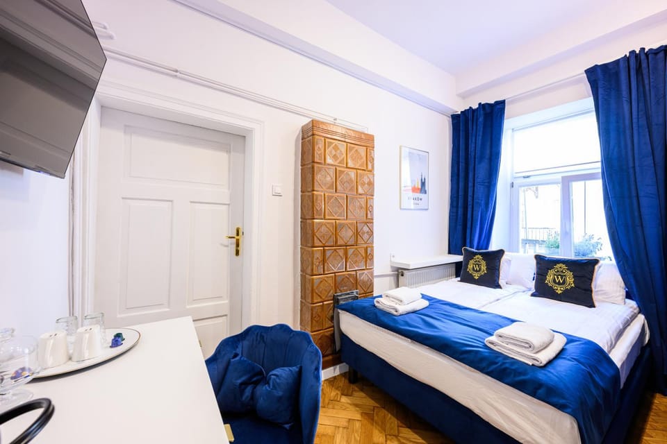 Bed, Photo of the whole room, towels