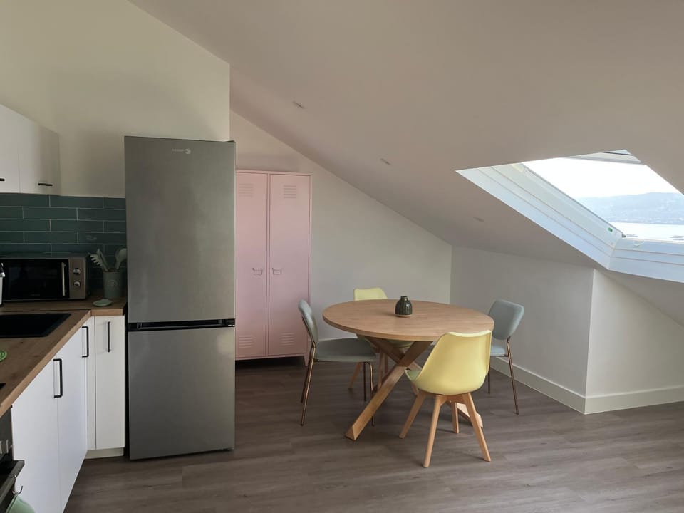 Kitchen or kitchenette, Dining area