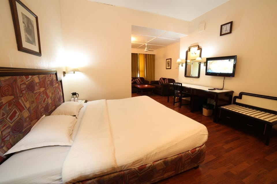 Bed, TV and multimedia, Bedroom