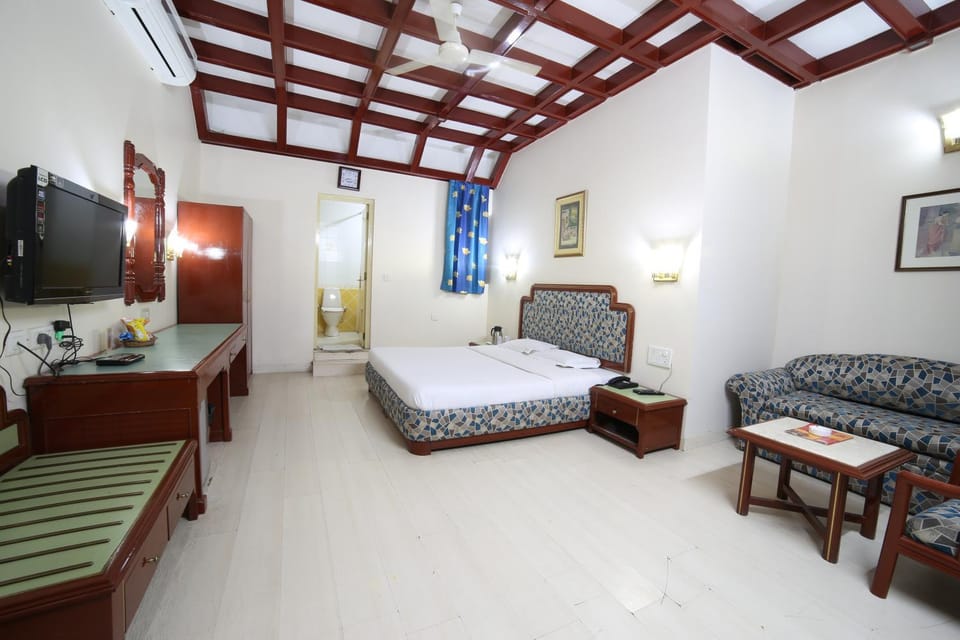 Bed, TV and multimedia, Bedroom