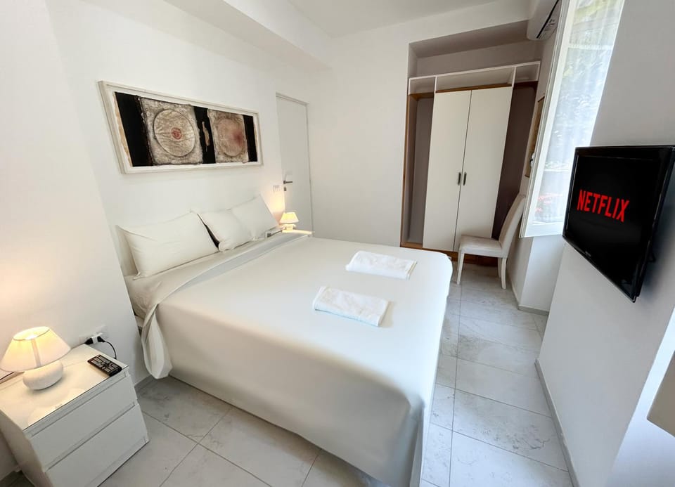 Bed, TV and multimedia, Photo of the whole room, Bedroom, towels