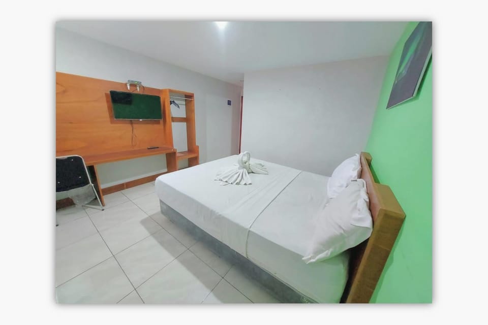 Bed, TV and multimedia, Photo of the whole room, Bedroom, towels