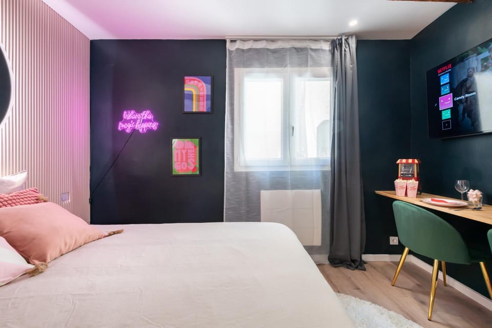 Bed, Photo of the whole room, Bedroom