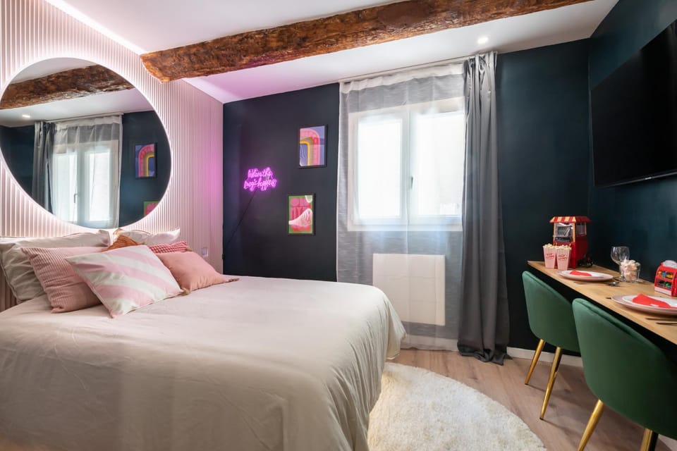 Bed, Photo of the whole room, Bedroom