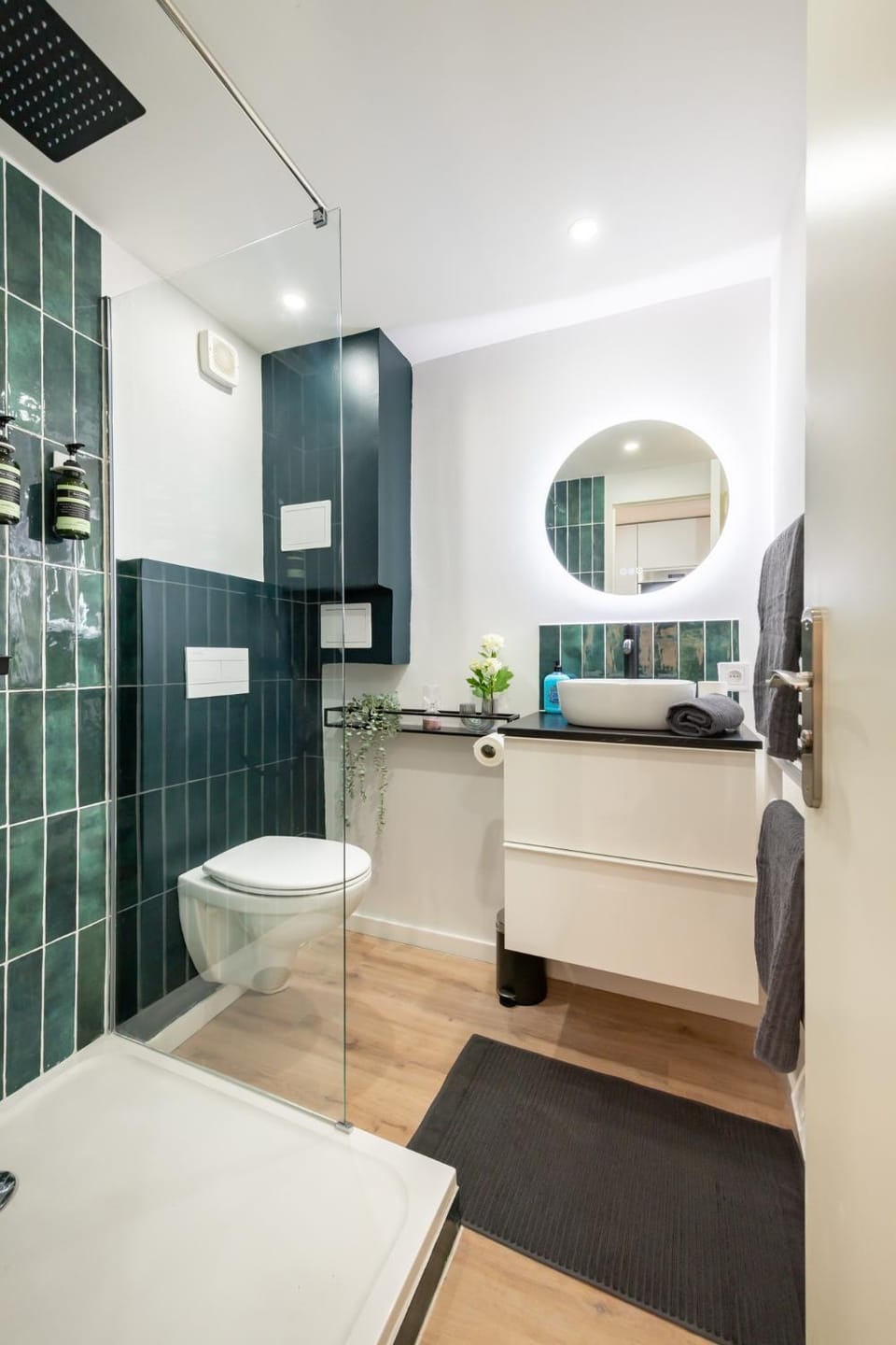 Shower, Toilet, Bathroom, towels