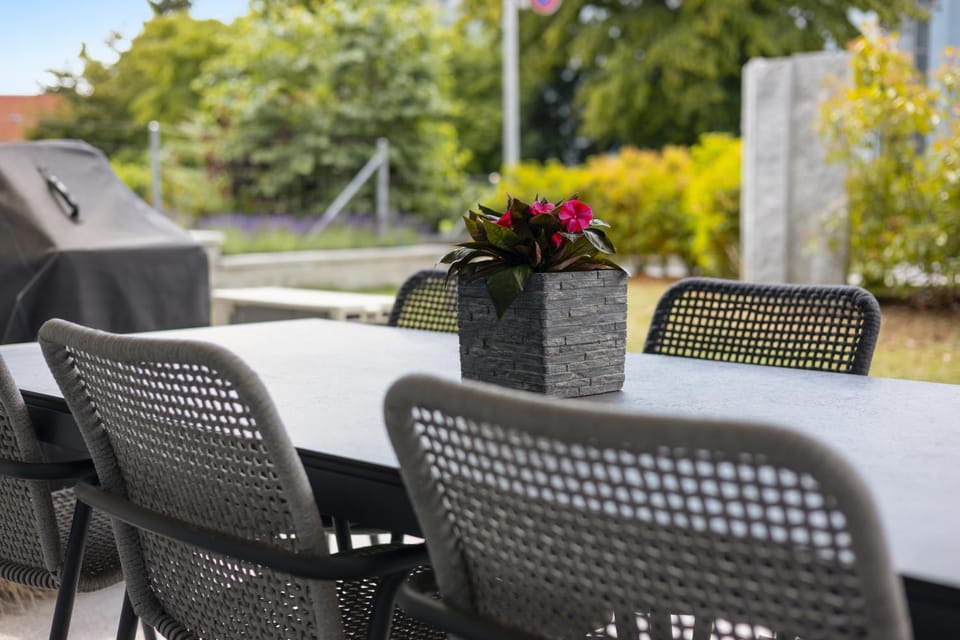 Property building, Garden, Balcony/Terrace, Seating area