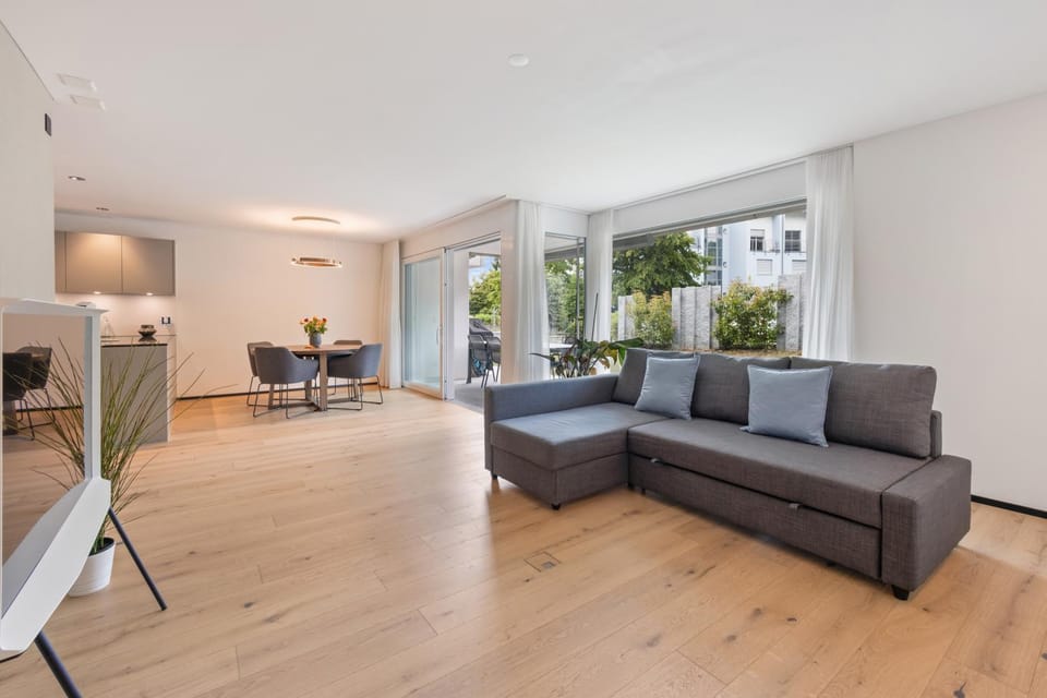 TV and multimedia, Living room, Seating area, Dining area