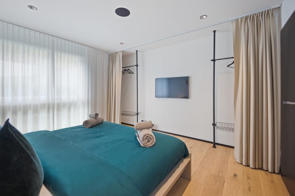 Bed, TV and multimedia, Bedroom, Family, towels