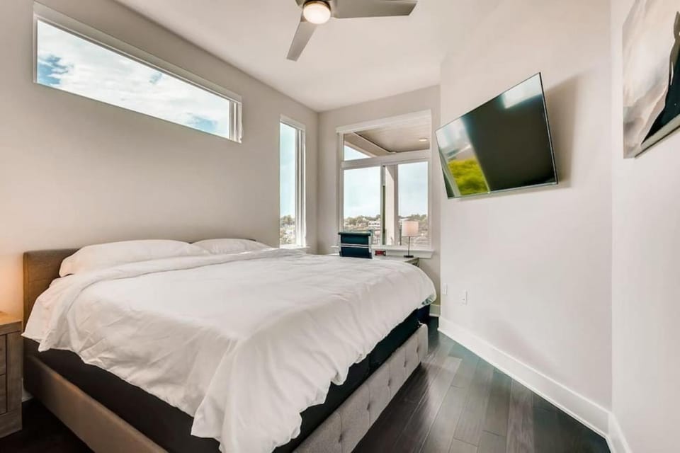 TV and multimedia, Photo of the whole room, Bedroom