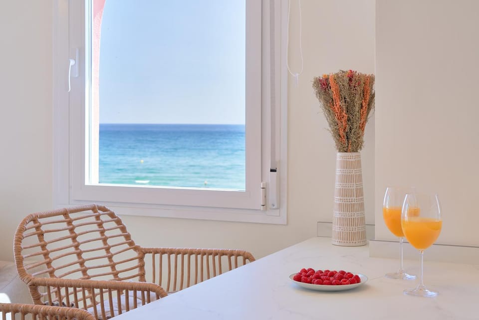 Natural landscape, Food and drinks, Dining area, Food, Sea view, Drinks