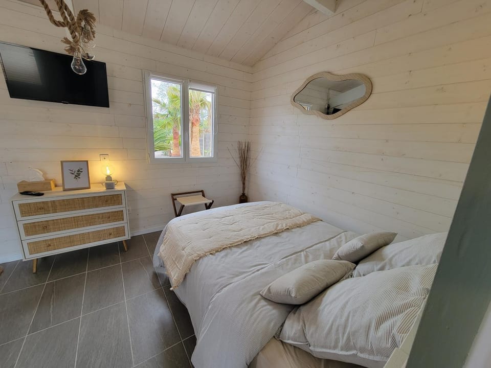 Bed, TV and multimedia, Photo of the whole room, Bedroom