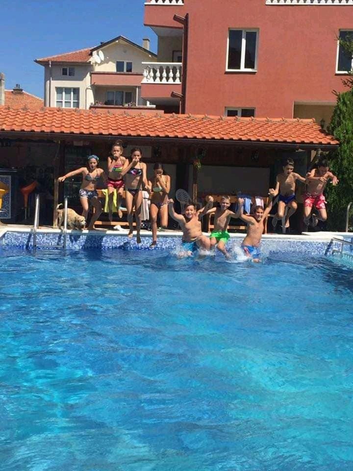 Day, People, Swimming pool, Swimming pool, children, group of guests, sunbed