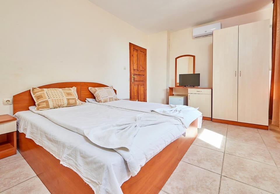 Bed, Photo of the whole room, Bedroom, towels, wardrobe, air conditioner