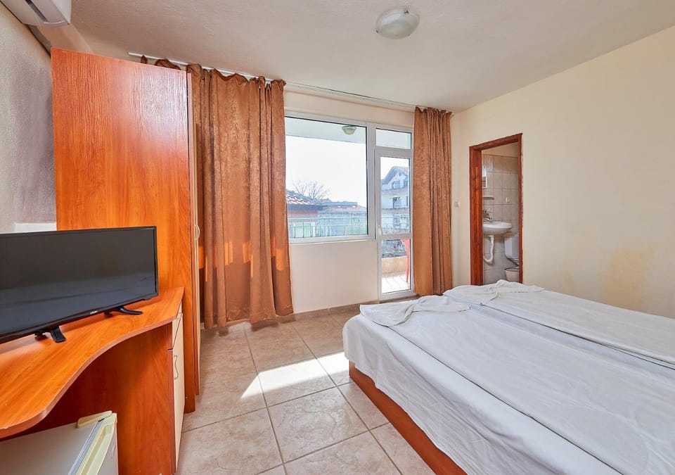 Communal lounge/ TV room, Bed, TV and multimedia, Photo of the whole room, Bedroom, hair dresser, wardrobe