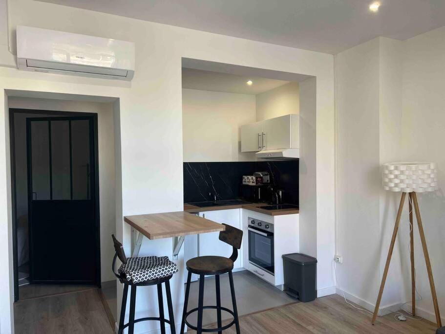 Montpellier centre - La Fenêtre de l’écusson Apartment in Montpellier