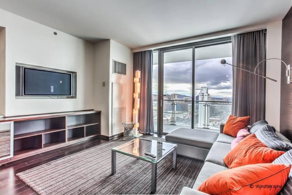 Communal lounge/ TV room, TV and multimedia, View (from property/room), Balcony/Terrace, Living room, Seating area, Evening entertainment