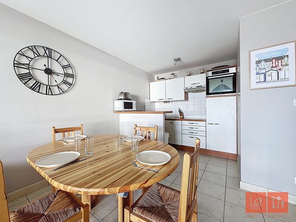 Dining area, kitchen