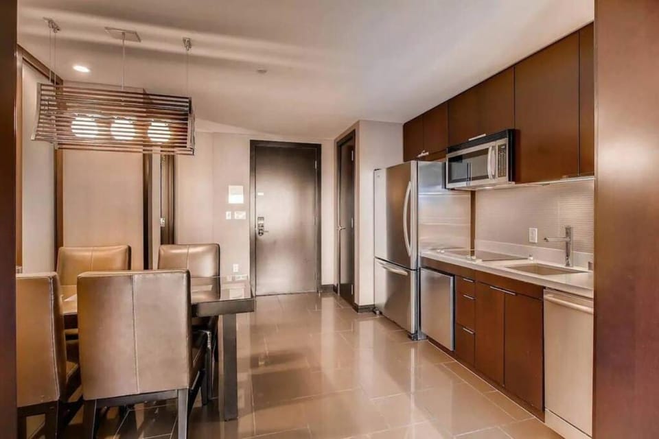 Kitchen or kitchenette, Dining area, minibar, stove