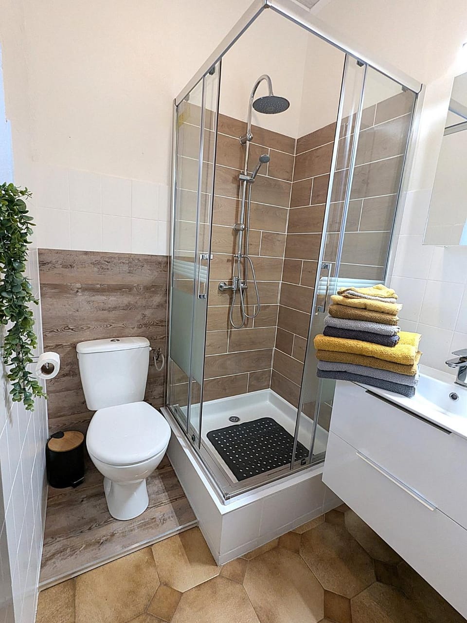 Shower, Toilet, Bathroom, towels