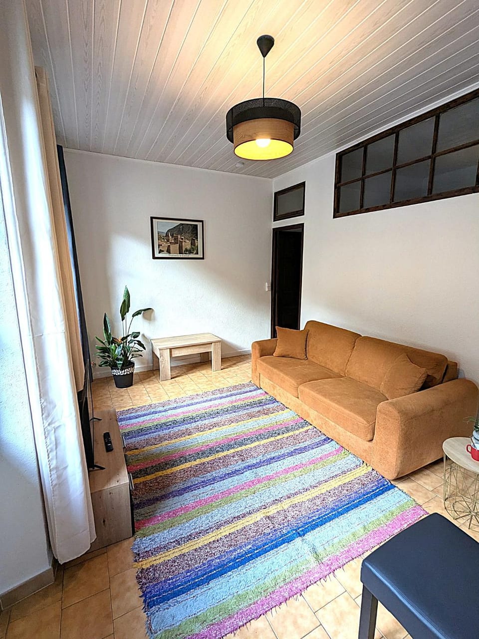 Bed, TV and multimedia, Living room, Seating area