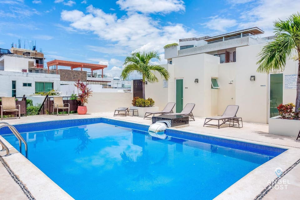 Day, Swimming pool, sunbed