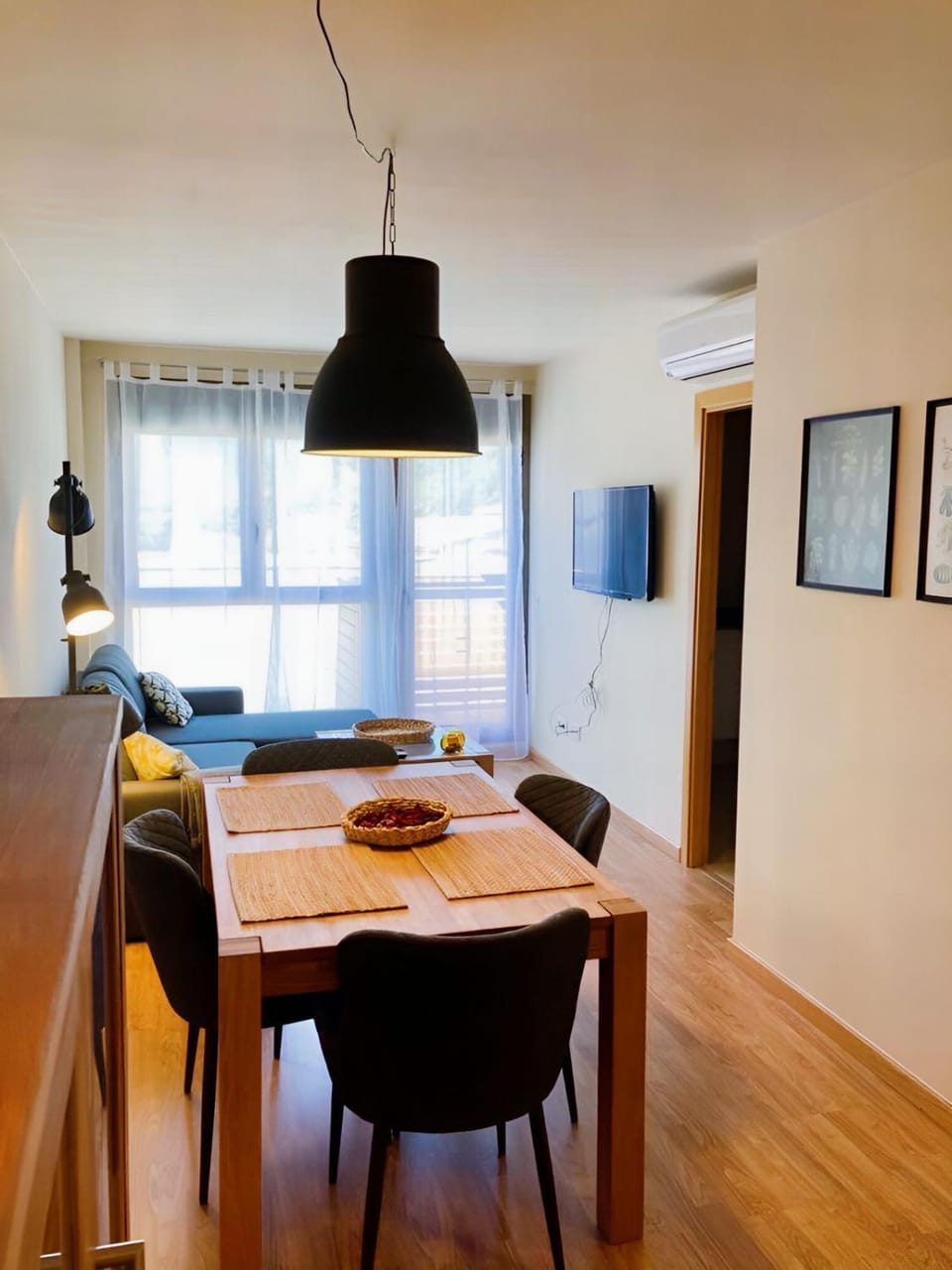 TV and multimedia, Living room, Seating area, Dining area
