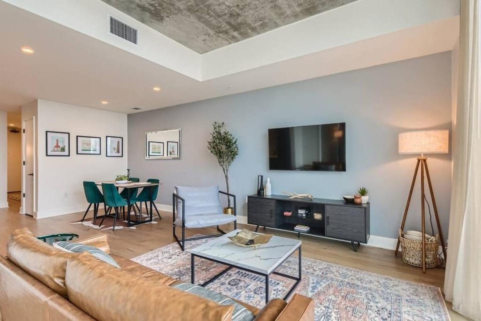 TV and multimedia, Living room, Seating area, Evening entertainment