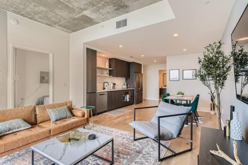 TV and multimedia, Kitchen or kitchenette, Living room, Seating area, Dining area