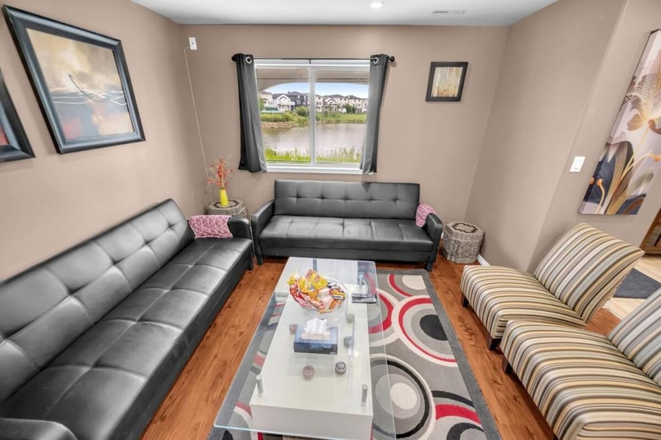 52-3 Bed Suite On Lake Central Ac By Airport Apartment in Calgary