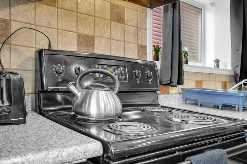 52-3 Bed Suite On Lake Central Ac By Airport Apartment in Calgary