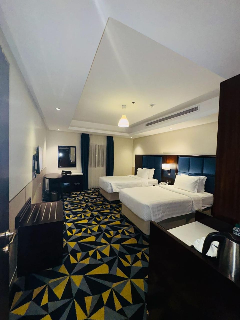 Bed, TV and multimedia, Bedroom