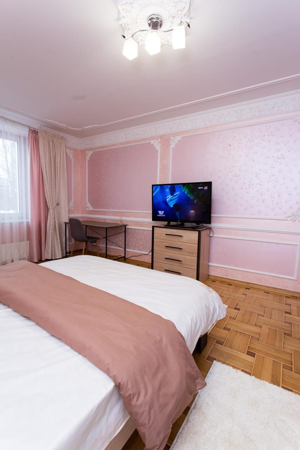 Bed, TV and multimedia, Bedroom