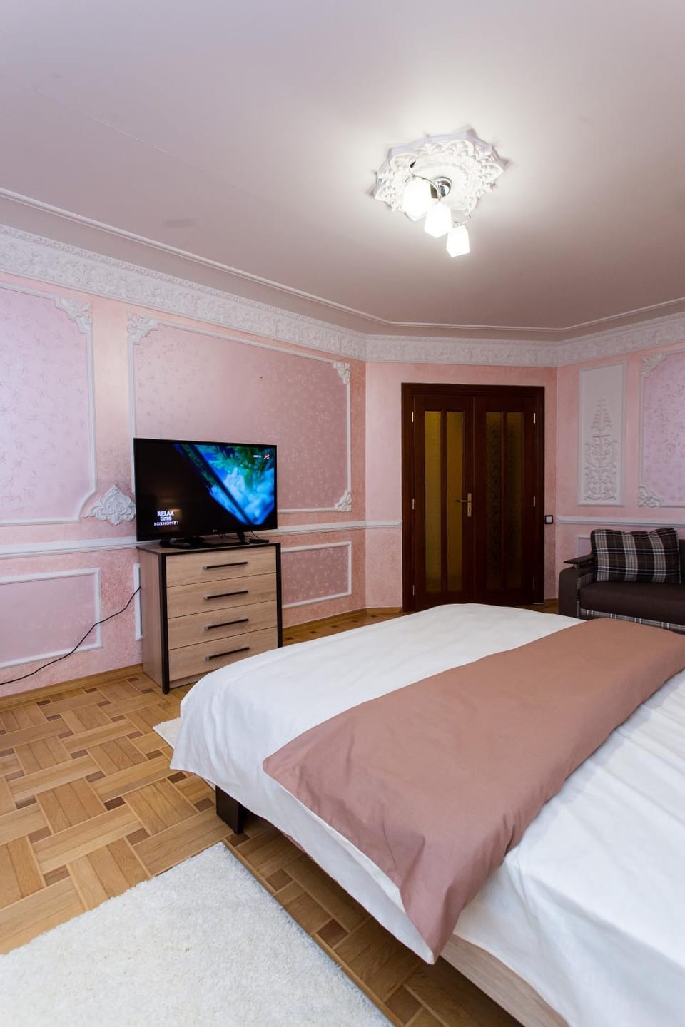 Bed, TV and multimedia, Bedroom