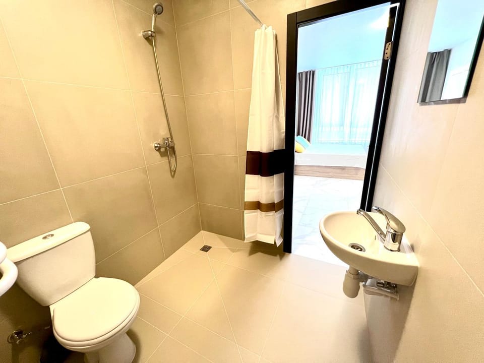 Shower, Toilet