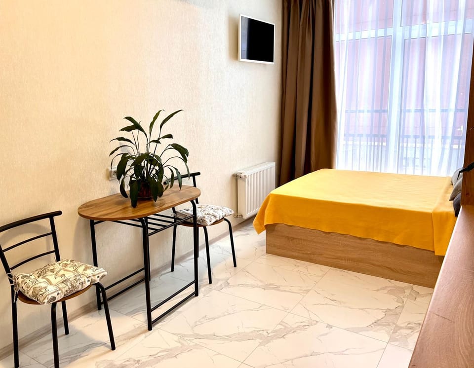 Bed, TV and multimedia, Seating area