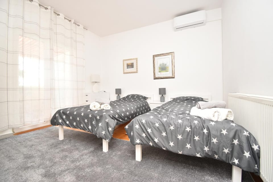 Bed, Bedroom, air conditioner
